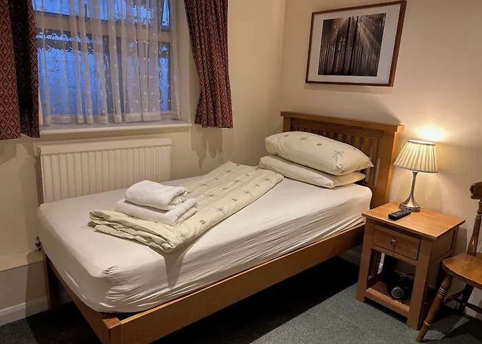 Oakwood Bed And Breakfast Heathrow Hillingdon